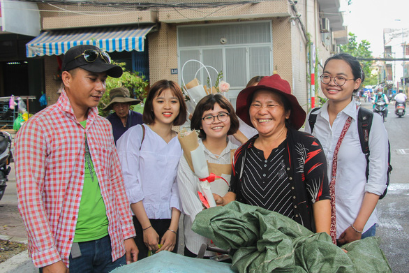Volunteers give flowers to strangers on Women’s Day in Ho Chi Minh City