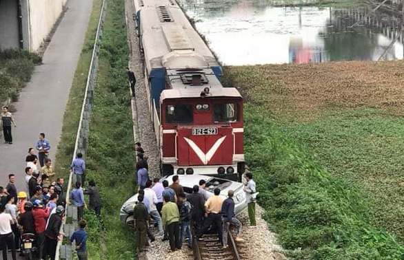 2 dead, 3 seriously injured in car-train collision in northern Vietnam