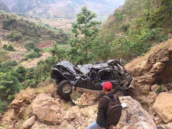 Driver killed, 11-yo girl injured as car plunges off cliff in northern Vietnam
