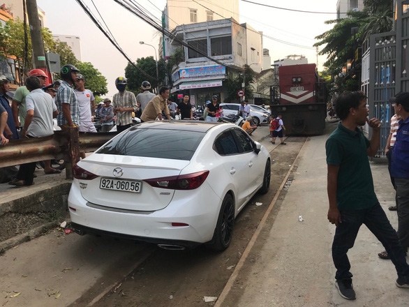 Driver fined for parking car on railway in Da Nang