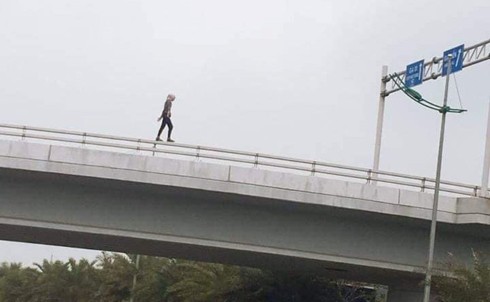 American woman strips off, jumps to death off overpass near Hanoi airport