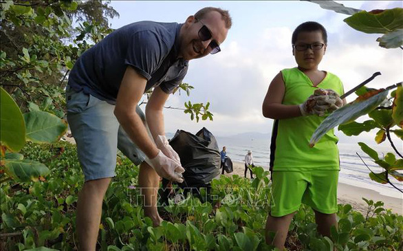 Canadian collects garbage on Vietnamese beach, inspires 50 locals to join