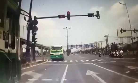 Bus driver fined $325 for running red light, almost causing fatal crash in Ho Chi Minh City