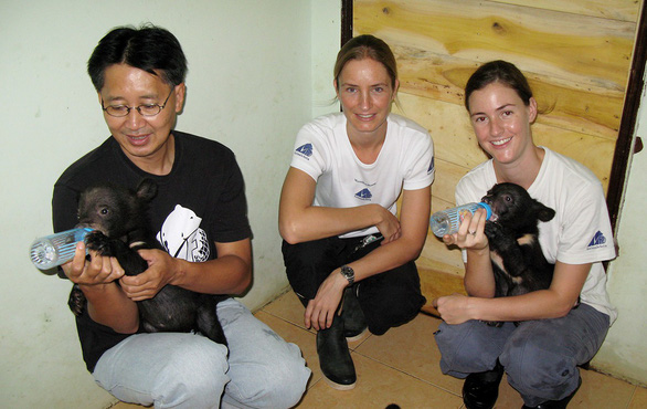 The caring hands for rescued bears in Vietnam