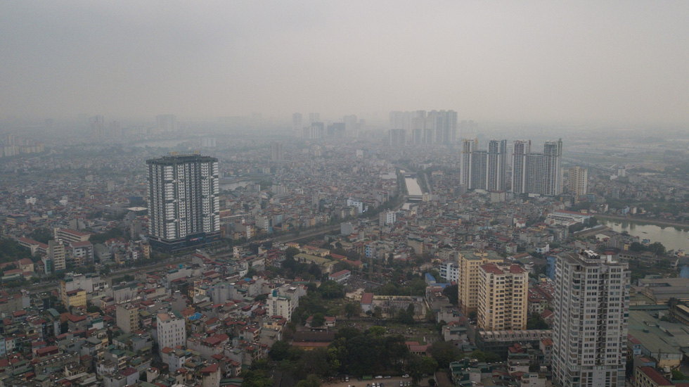 Sky turns dark as polluted air blankets Hanoi