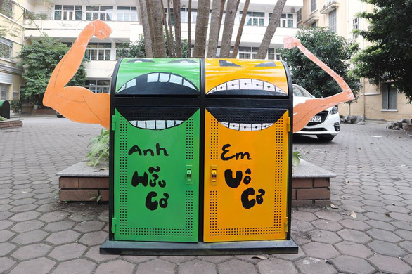 Hanoi university students give creative looks to recycle bins