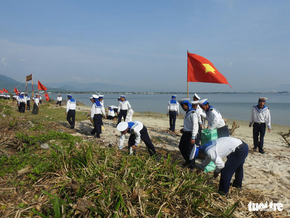 5,000 naval soldiers clean up trash along beaches in south-central Vietnam