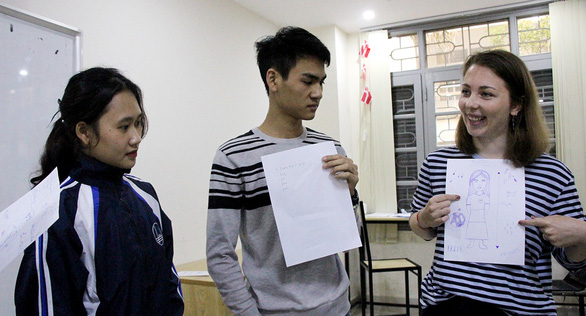 Foreigners help Vietnamese students overcome a fear of English