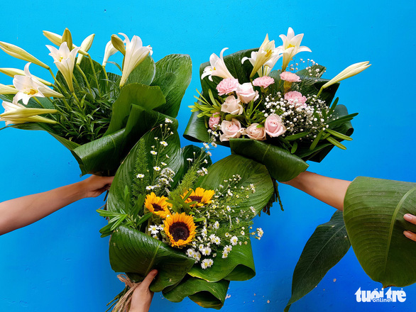 Saigon florist replaces plastic wrap with leaves for bouquet packaging