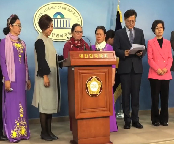 Vietnamese women receive peace award in South Korea