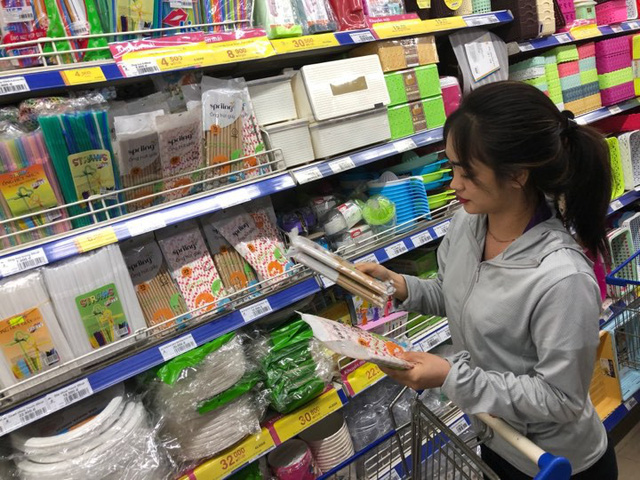 Vietnam’s leading supermarket chain stops selling plastic drinking straws