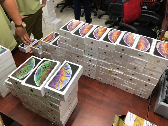 205 allegedly smuggled iPhones, iPads seized in Ho Chi Minh City