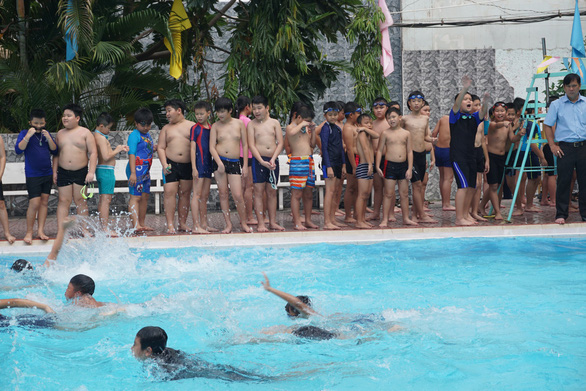 Elementary school in Ho Chi Minh City holds water activities to encourage swimming