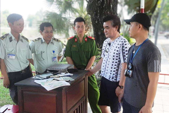 Vietnamese guard mobilizes squad to return lost bag to foreign tourist