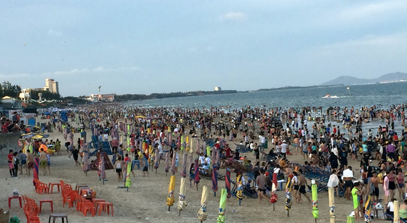 Southern Vietnamese beach city crowded on Hung Kings’ Festival day