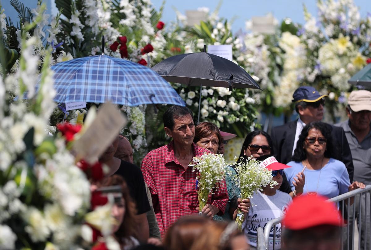 Thousands of Peruvians say goodbye to ex-president following suicide