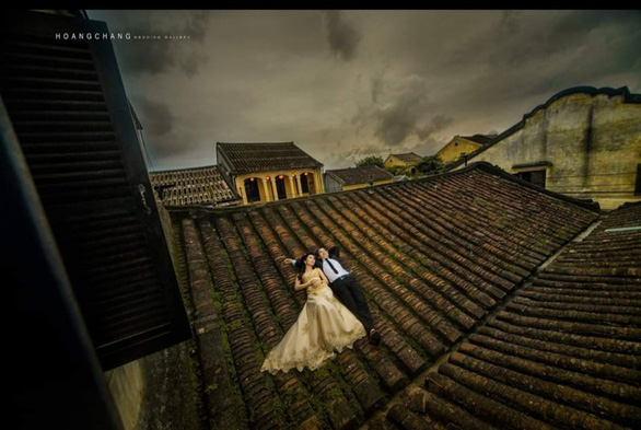 Photos of soon-to-be-wed couples atop ancient houses in Hoi An raise eyebrows