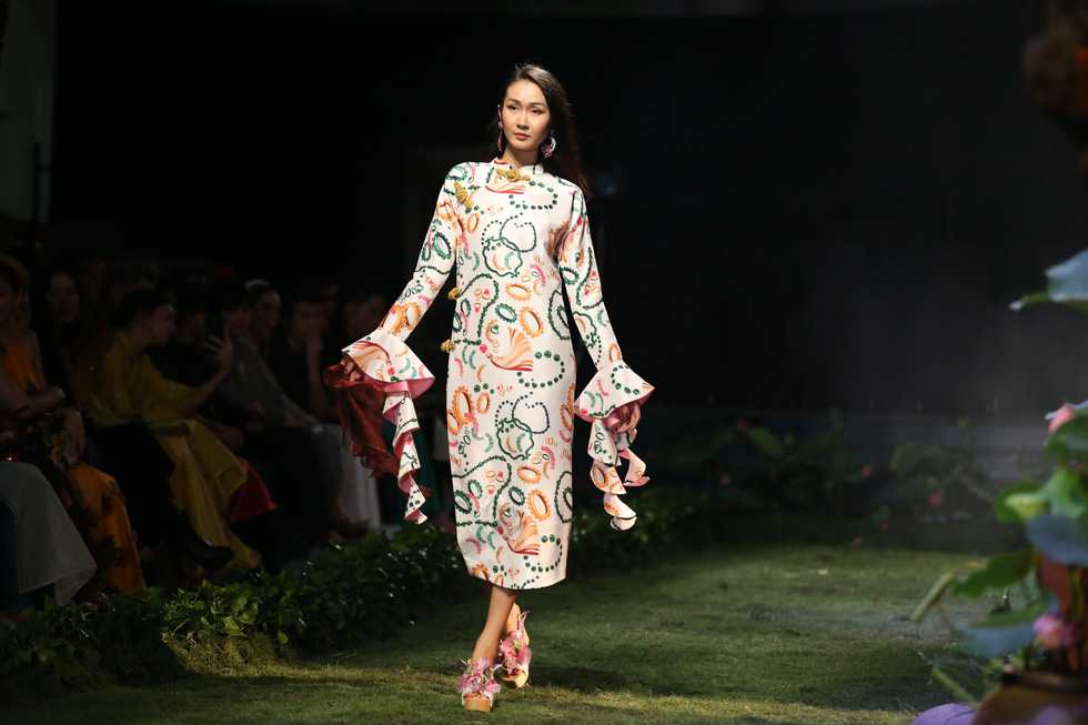 Fashion designer debuts collection inspired by Vietnam’s famed folk paintings