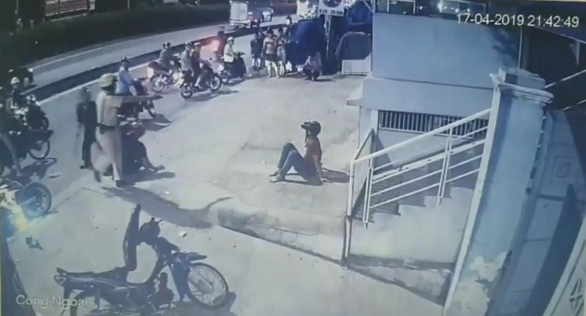Traffic cop filmed beating, pointing gun at street racers in Ho Chi Minh City