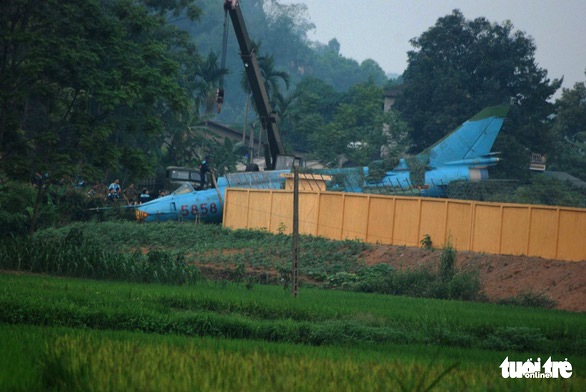 Vietnam’s fighter-bomber crashes into airbase’s fence during exercise