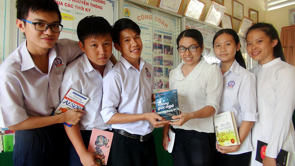 Vietnamese teacher uses books to solve adolescence issues