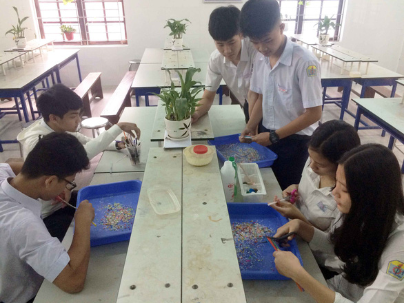 Vietnamese students make standardized bricks from recyclable materials