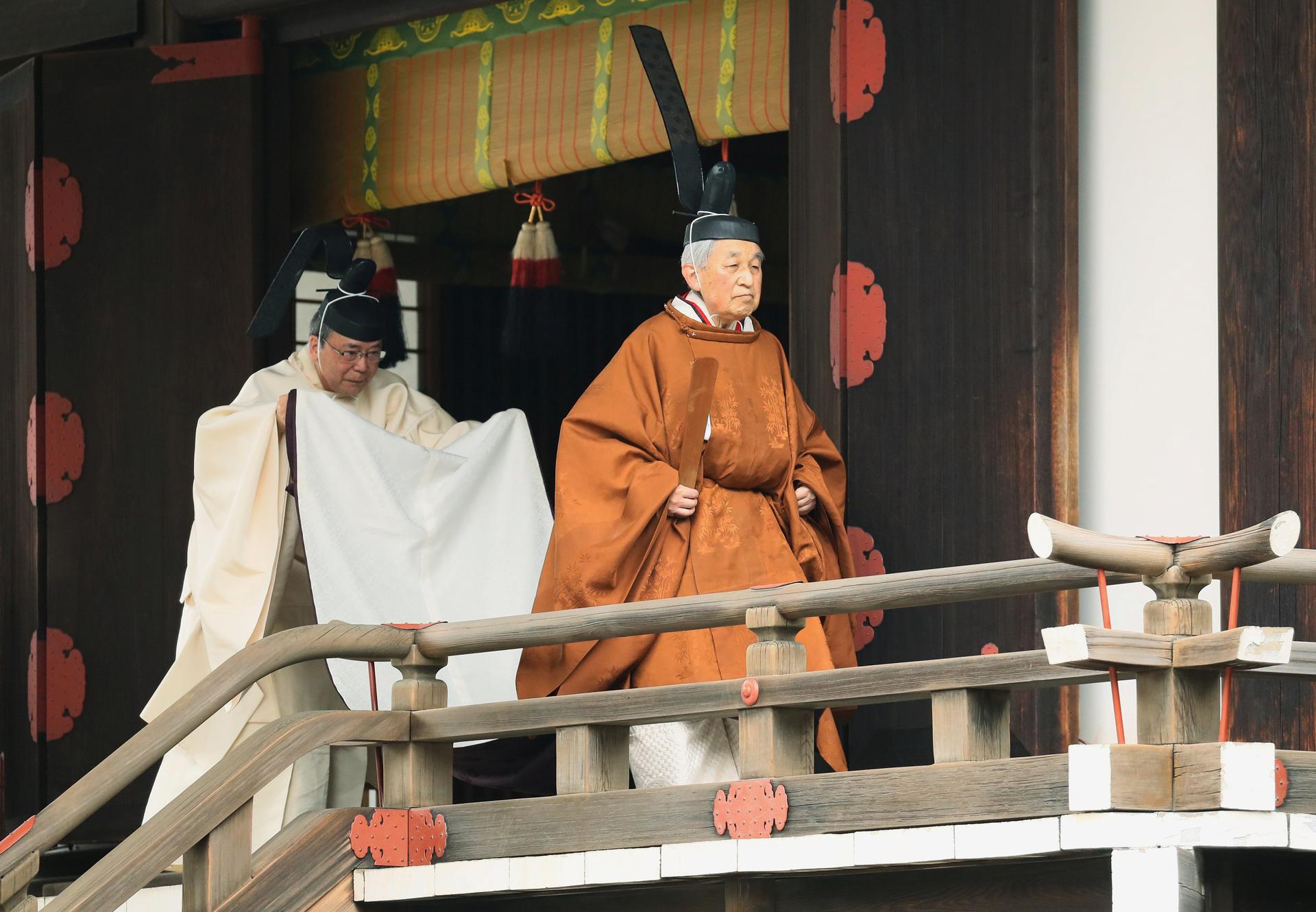Emperor Akihito prays ahead of Japan's first abdication in two centuries
