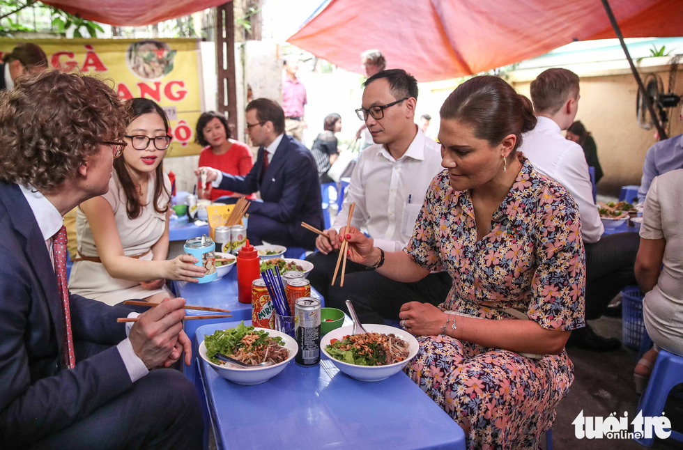 Swedish crown princess eats ‘bun bo,’ wears ‘non la’ in Hanoi