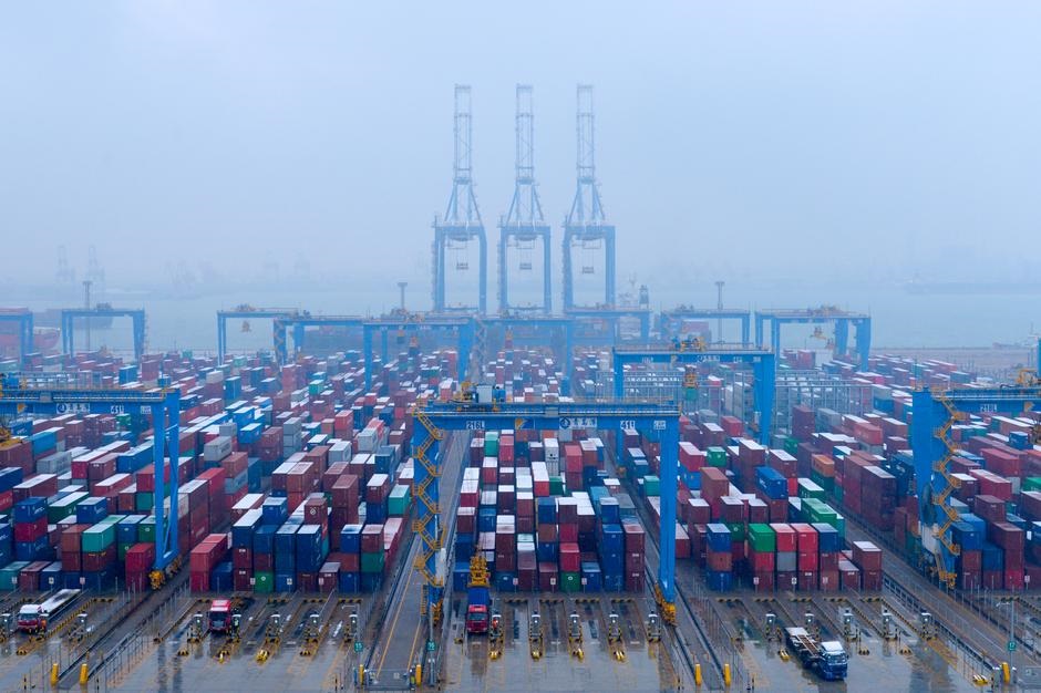 U.S. hikes tariffs on Chinese goods, China says to strike back