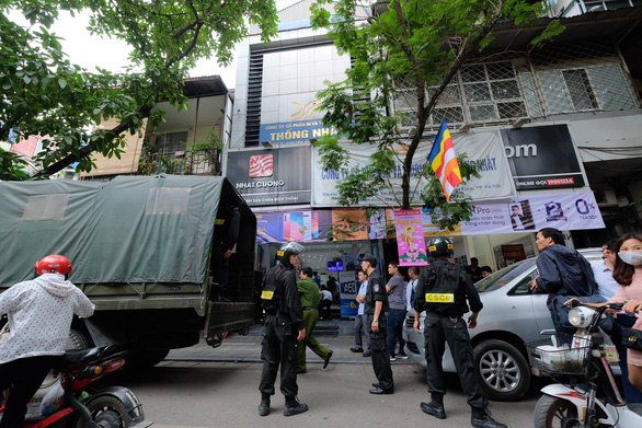 Police inspect major mobile phone seller in Hanoi