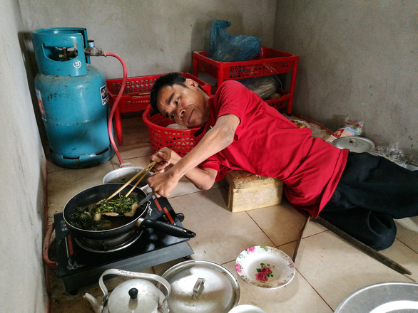 Vietnamese ‘worm man’ leads optimistic life despite disability