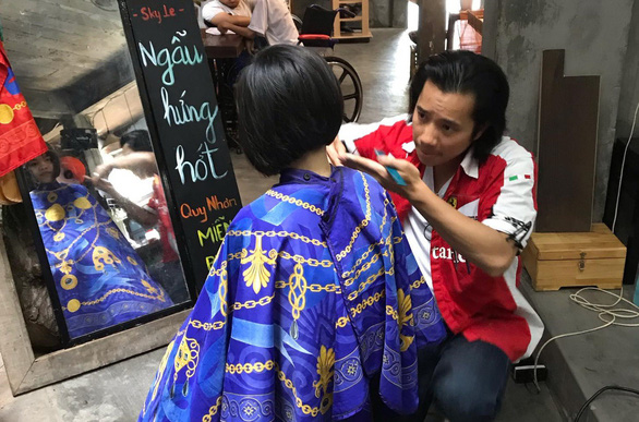 Overseas Vietnamese barber gives post-midnight haircuts for free in Saigon