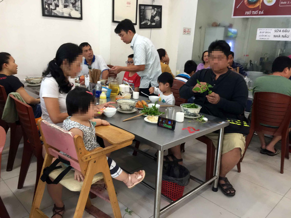 Expert warns Vietnamese parents against mixing screen time with meal time
