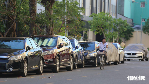 Car owners in misery as Ho Chi Minh City apartment buildings lack parking space