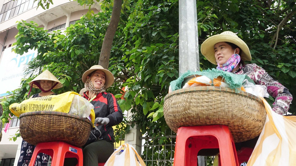 Meet this ‘army’ of chicken rice hawkers in central Vietnam