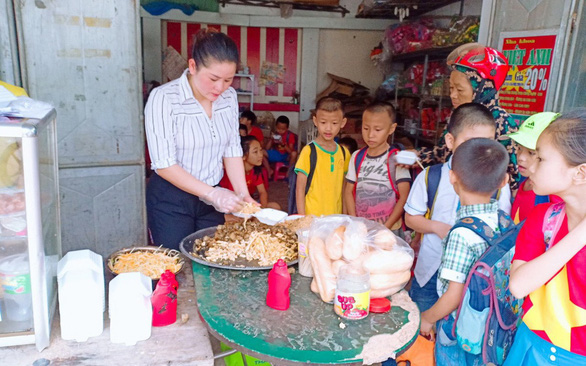 Vietnamese teacher couple provide free breakfast for low-income students