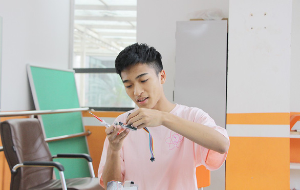 Vietnamese 11th graders invent medicine-distributing robot