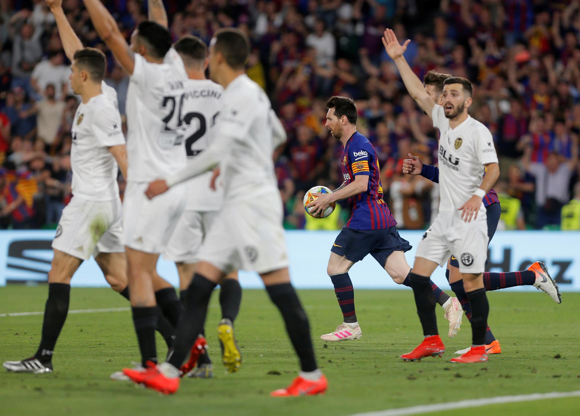 Valencia knock Barcelona off Copa del Rey throne