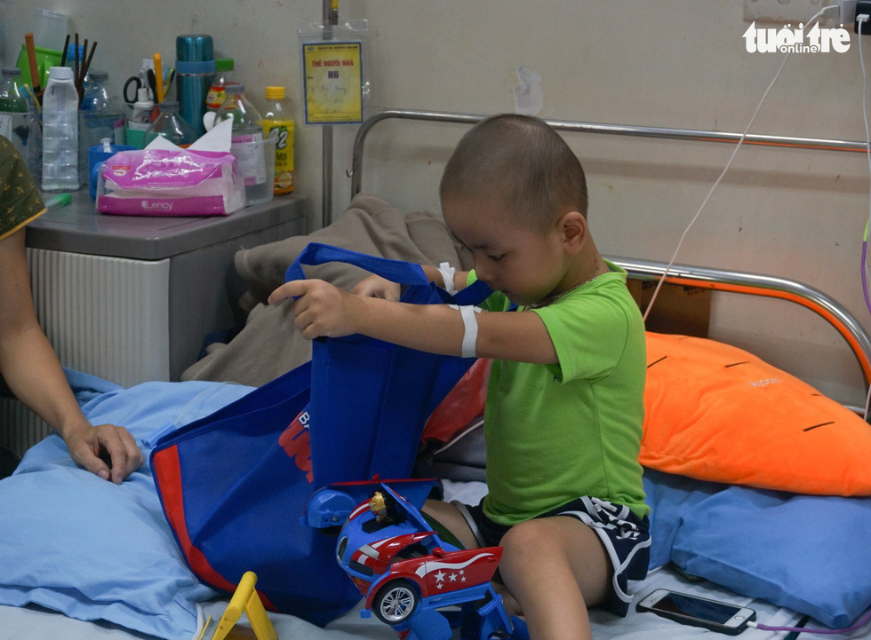 Children with cancer in Hanoi celebrate their day in happiness