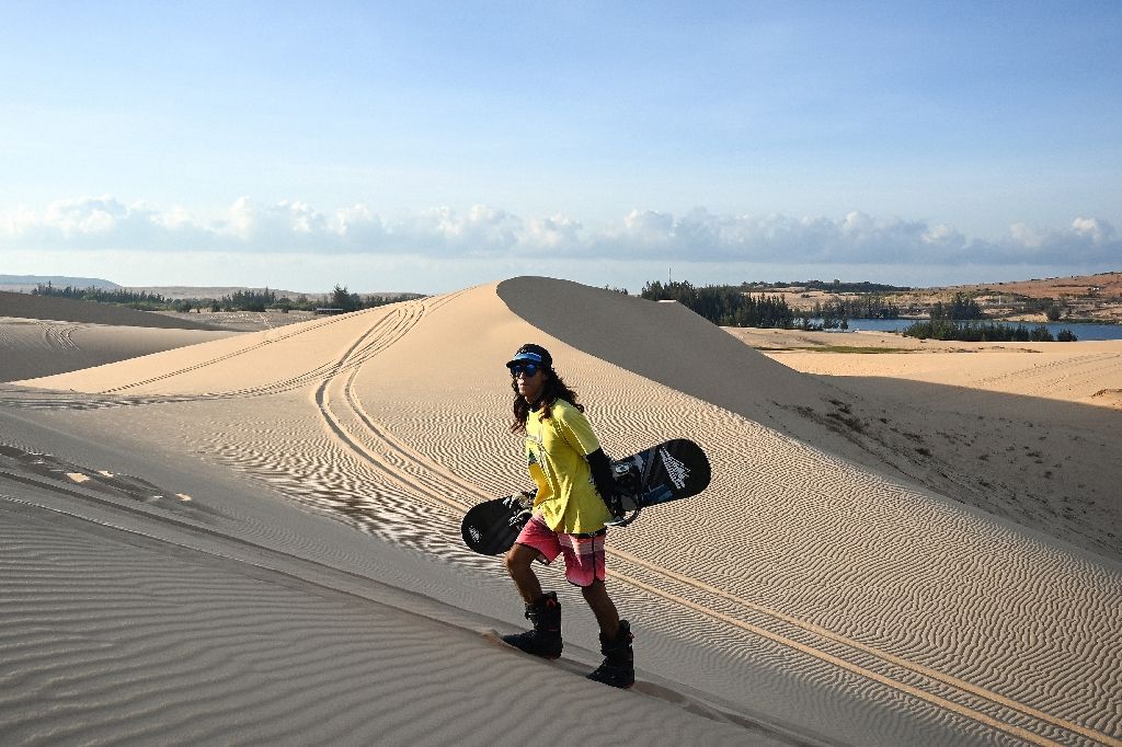 Sandman: The Vietnamese snowboarder training on dunes