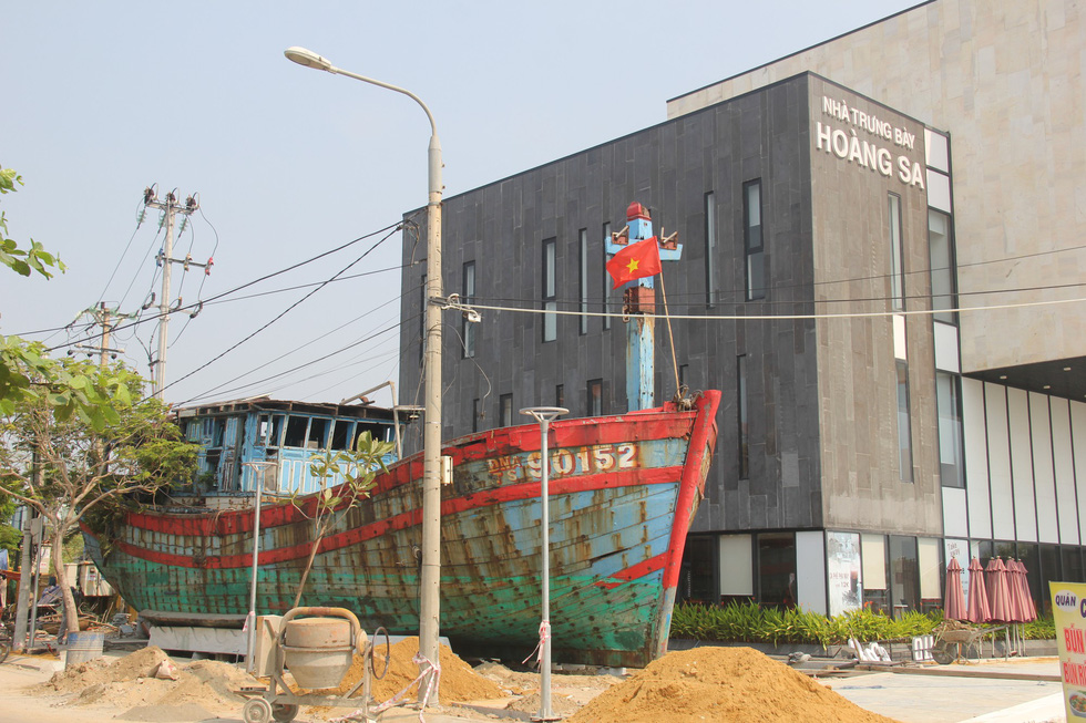 Da Nang exhibits fishing boat sunk by China off Vietnam’s Hoang Sa archipelago