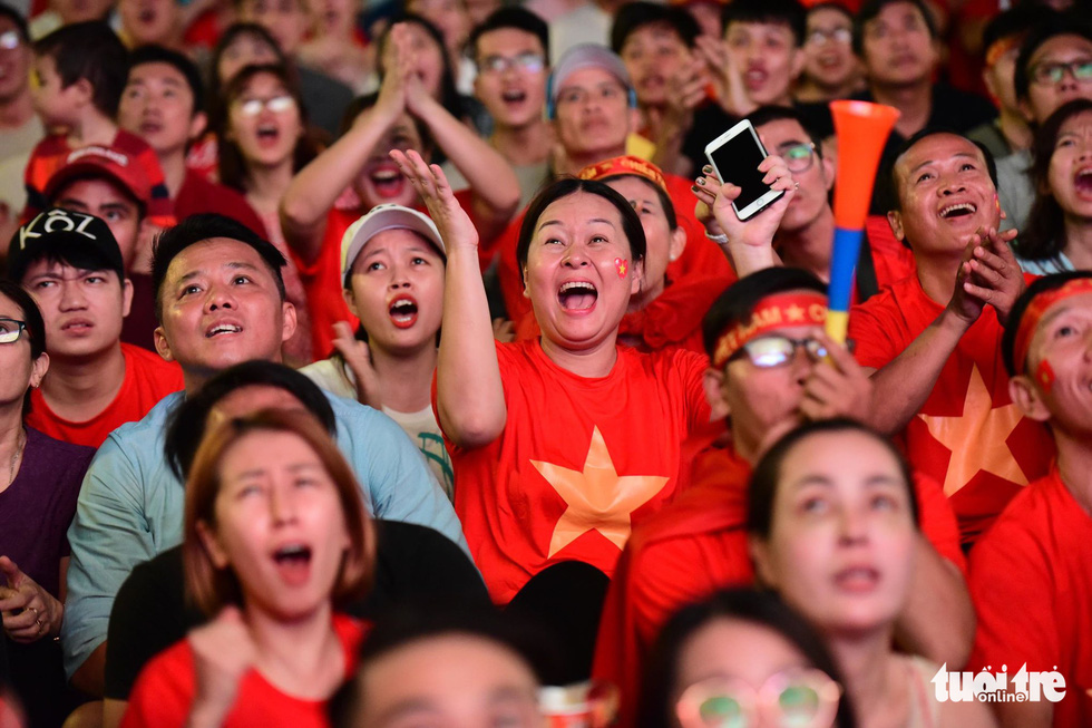 Giant screens installed at Saigon walking street for Vietnam-Thailand clash at King’s Cup