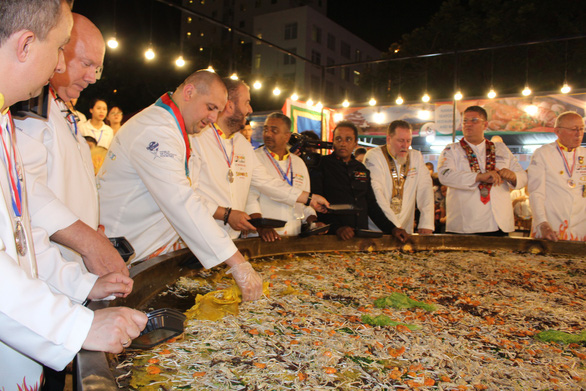 13 int’l chefs make 150kg banh xeo at Da Nang food festival