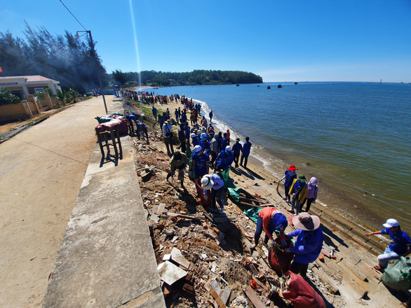 Young volunteers join beach cleanup campaign in central Vietnam