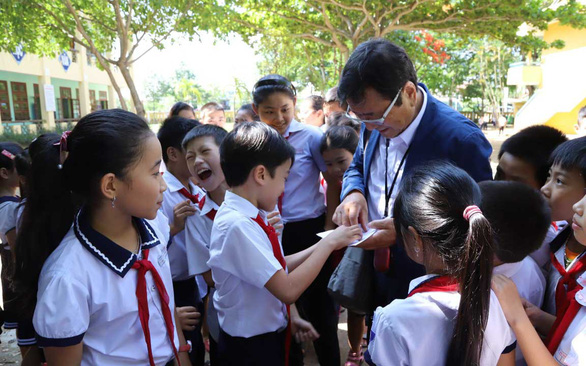 Japanese man returns to elementary school named for his late daughter in Vietnam
