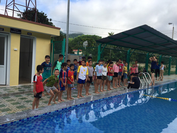 Free summer swimming course held for children in mountainous Vietnamese region