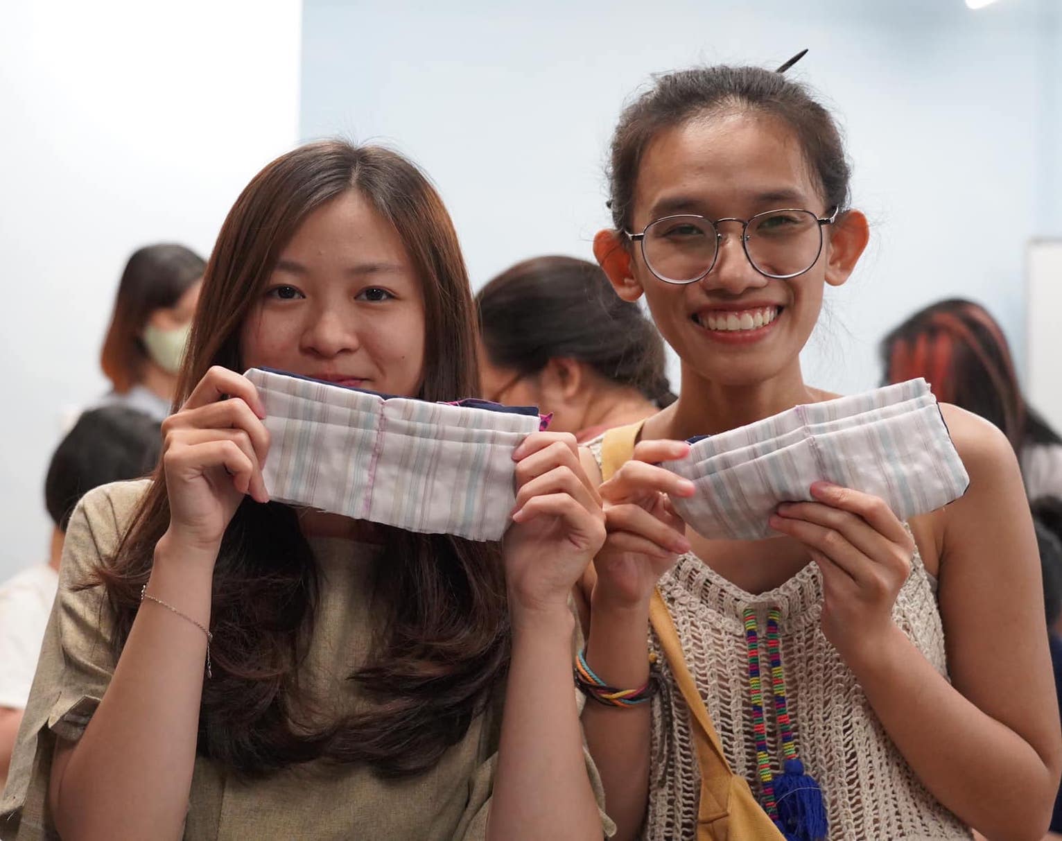 Saigonese join workshop to make wallets from old clothes