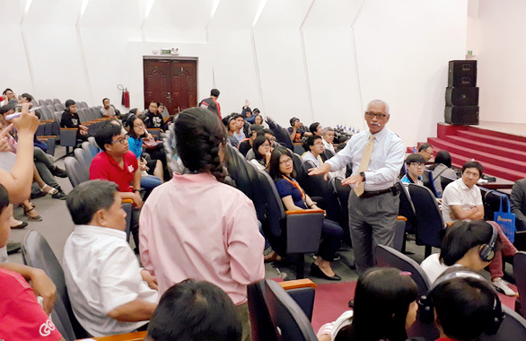 Former NASA head shares space travel stories with Vietnamese students