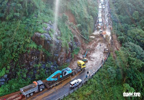 Mountain pass landslide blocks traffic on Saigon - Da Lat route