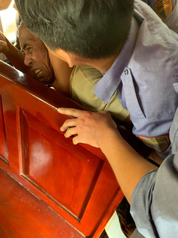 Passenger seized for assaulting wife on Vietnamese train